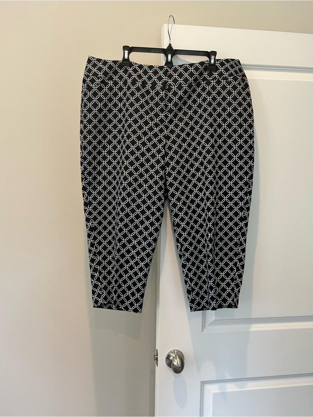 Worthington Woman Black & White Geo-Print Women’s Capri Pants